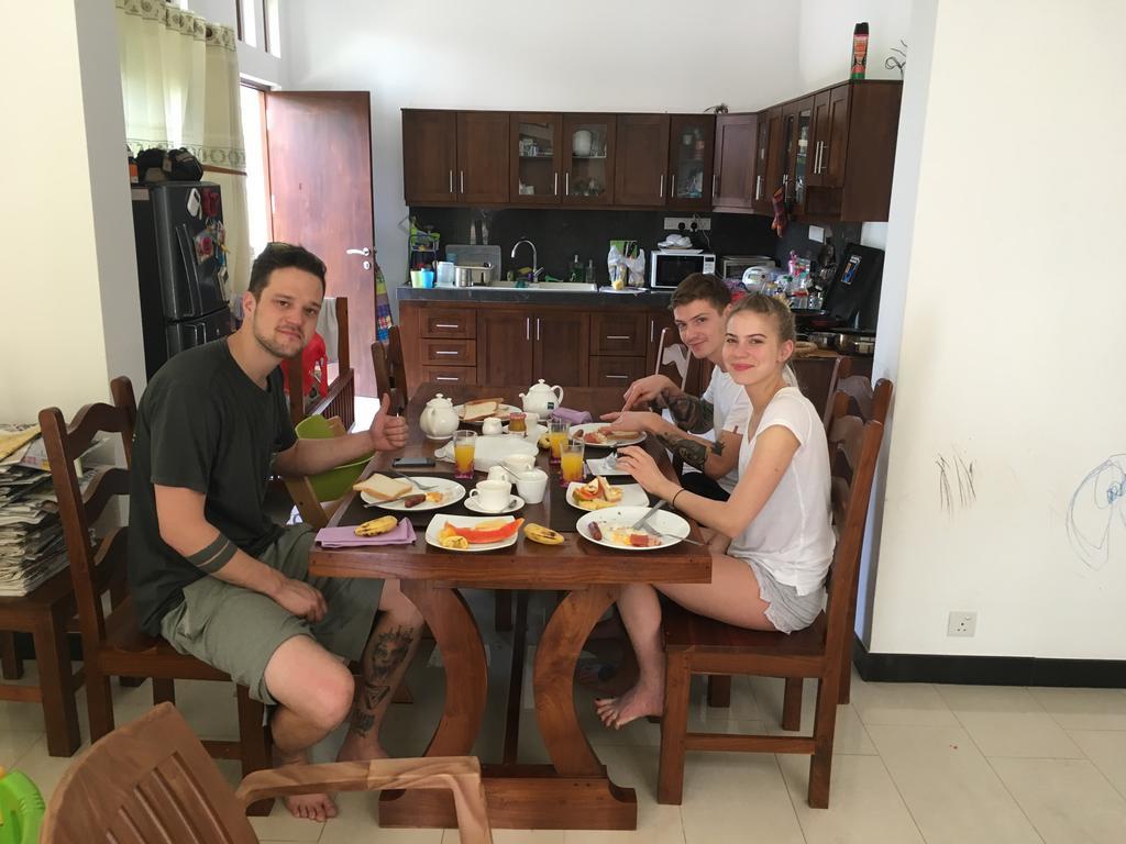 Pick & Go White House Bed & Breakfast Негомбо Екстериор снимка