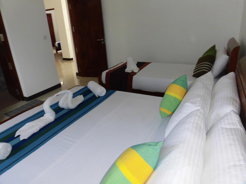 Pick & Go White House Bed & Breakfast Негомбо Екстериор снимка